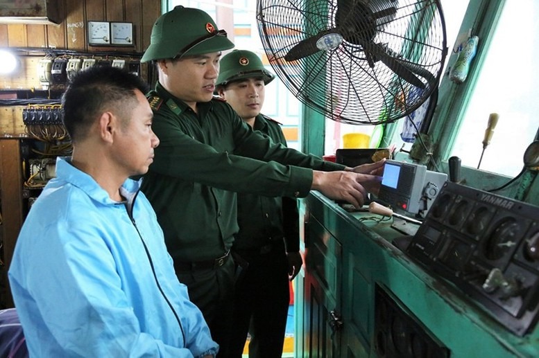 Lực lượng chức năng tăng cường tuyên truyền cho ngư dân về quy định chống khai thác IUU, hướng tới nghề cá có trách nhiệm và bền vững.