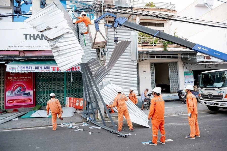 Các đơn vị điện lực đang nỗ lực khôi phục sự cố để cấp điện trở lại cho các khu vực bị ảnh hưởng do bão.