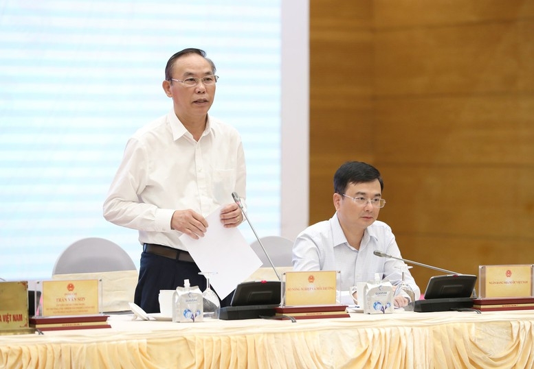 Thứ trưởng Bộ Nông nghiệp và Môi trường Phùng Đức Tiến trao đổi về giải pháp, nguồn lực để phòng, chống ngập úng - Ảnh: VGP