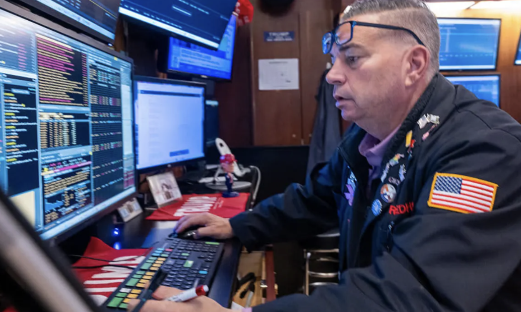 Chứng khoán Mỹ dưới áp lực giảm mạnh vì cổ phiếu công nghệ bị xả, giá dầu giảm liền 2 tuần