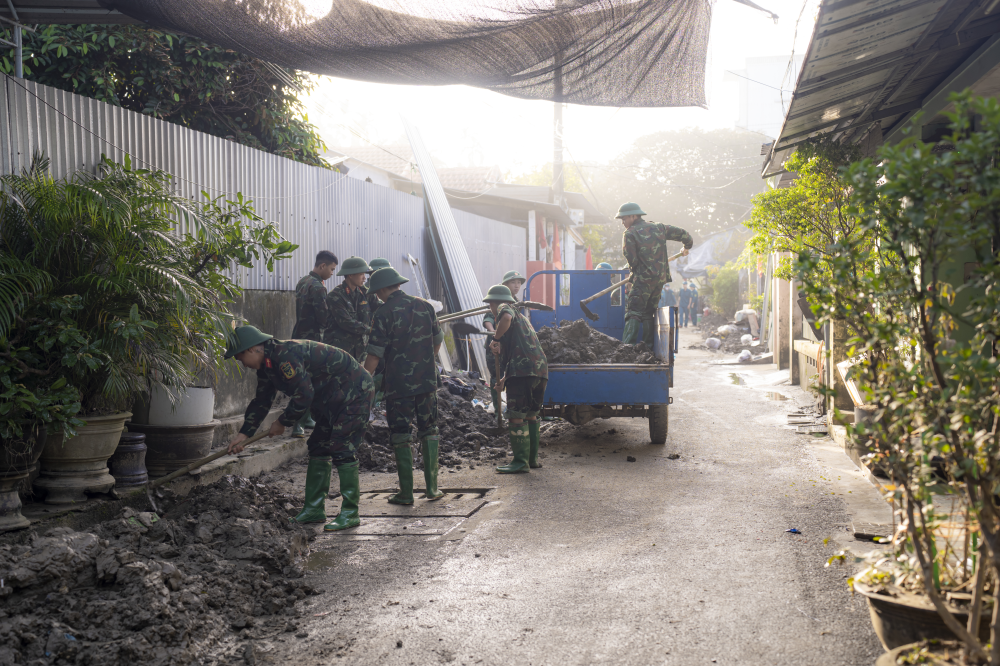 Trung đoàn 6 và Sư đoàn 968 hỗ trợ các địa phương xử lý khối lượng lớn <span class=