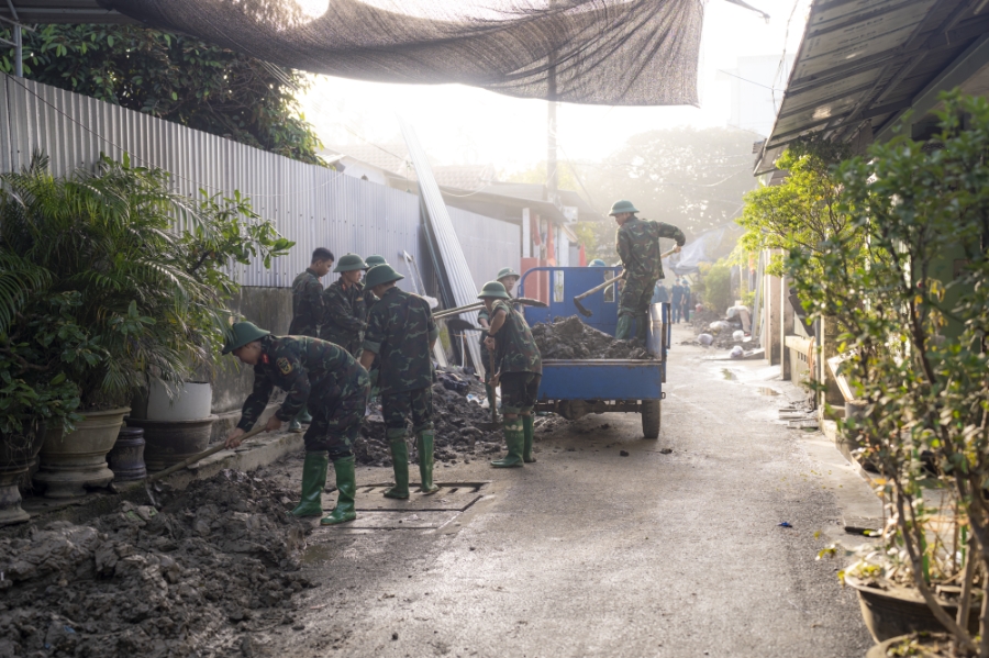 Trung đoàn 6 và Sư đoàn 968 hỗ trợ các địa phương xử lý khối lượng lớn <span class=