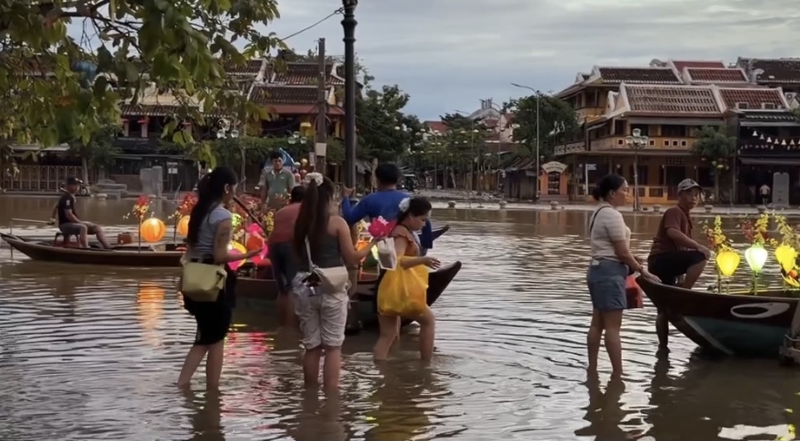 Ngay trong những ngày mưa lũ nước ngập đường phố, khách du lịch vẫn đến Hội An.