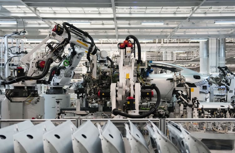 <i>Ấn Độ hiện mang lại cho các nhà sản xuất Nhật Bản những điều mà Trung Quốc không còn có thể: chi phí thấp hơn, nguồn lao động dồi dào và sự bảo vệ trước các đối thủ xe điện Trung Quốc đang phải đối mặt với những hạn chế tại thị trường Ấn Độ.</i>