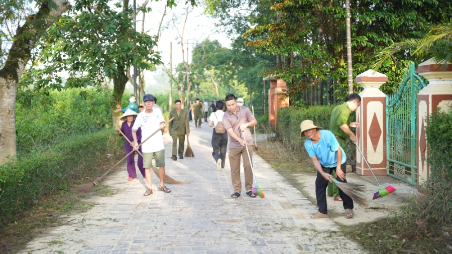 Nhân dân phường Phong Dinh và các lực lượng đang dọn dẹp tại trục đường chính dẫn vào Làng cổ Phước Tích. 