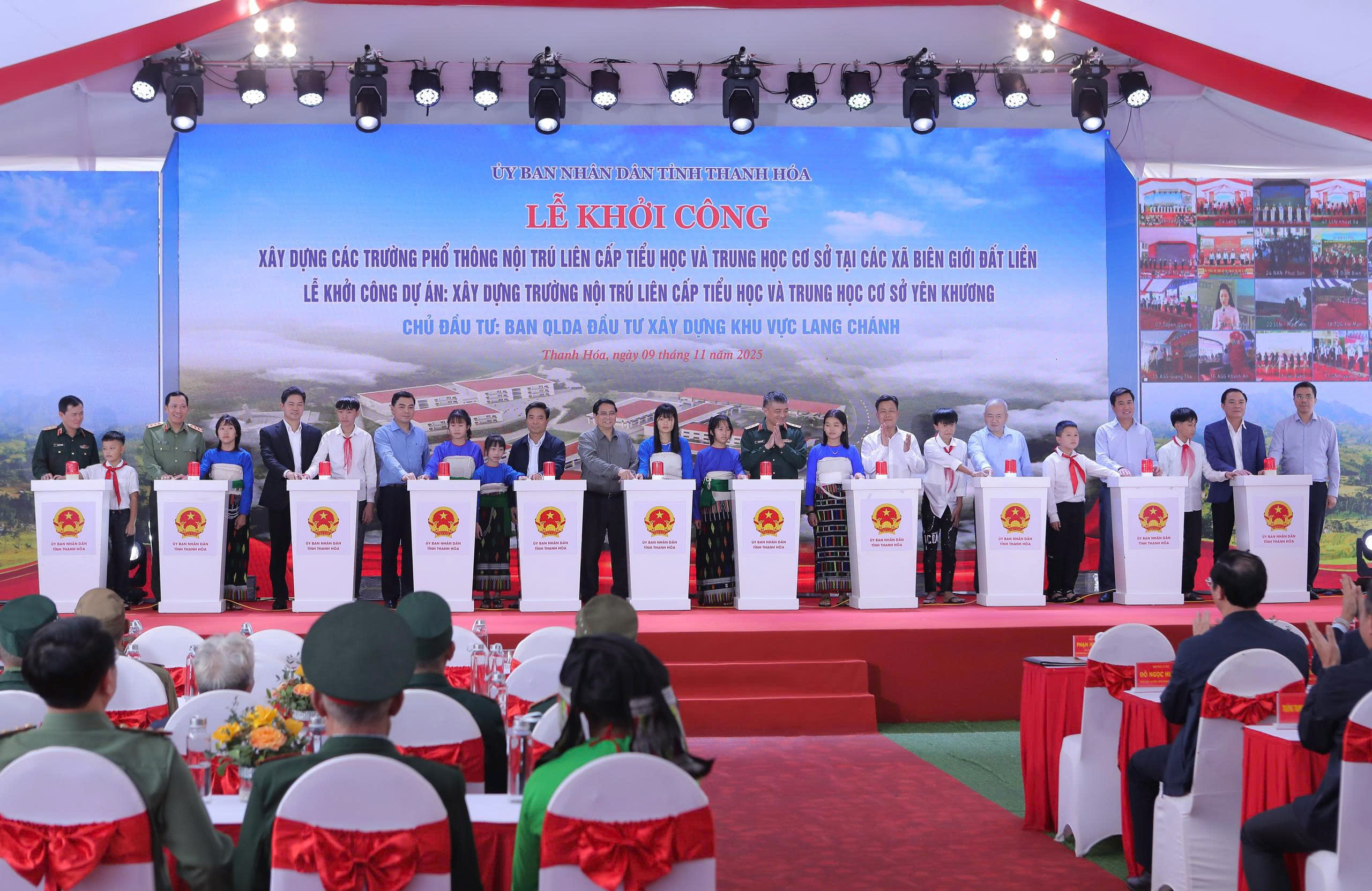 Thủ tướng Phạm Minh Chính cùng các đại biểu thực hiện nghi thức khởi công