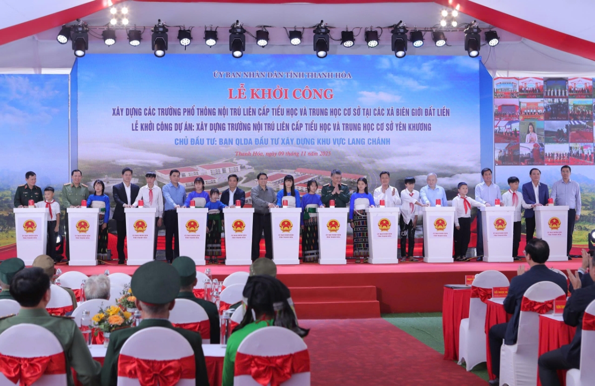 Thủ tướng Phạm Minh Chính cùng các đại biểu thực hiện nghi thức khởi công