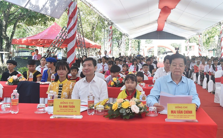 Phó Thủ tướng Mai Văn Chính dự lễ khởi công xây dựng Trường Phổ thông nội trú liên cấp tiểu học và trung học cơ sở (TH – THCS) tại xã Ia Rvê, Đắk Lắk - Ảnh: VGP/Giang Thanh