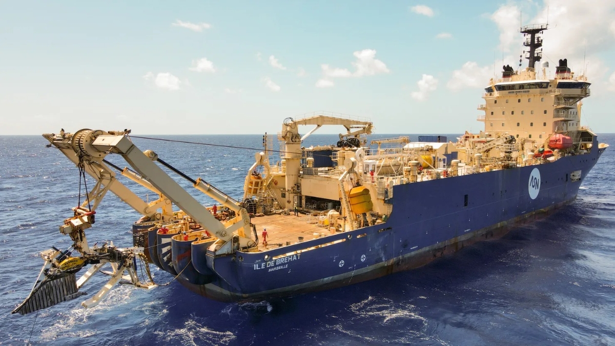 Một con tàu thuộc Alcatel Submarine Networks đang triển khai máy để lắp đặt cáp viễn thông dưới biển.