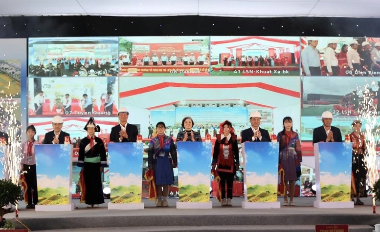 Phó Thủ tướng Phạm Thị Thanh Trà cùng các đại biểu thực hiện nghi thức khởi công xây dựng Trường Phổ thông Nội trú Liên cấp tại xã Mường Khương, tỉnh Lào Cai - Ảnh: VGP/Thu Giang