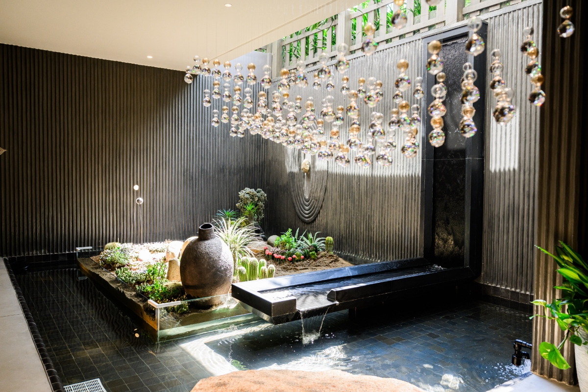 Ánh sáng, nắng tự nhiên tràn xuống không gian tầng hầm trải nghiệm.