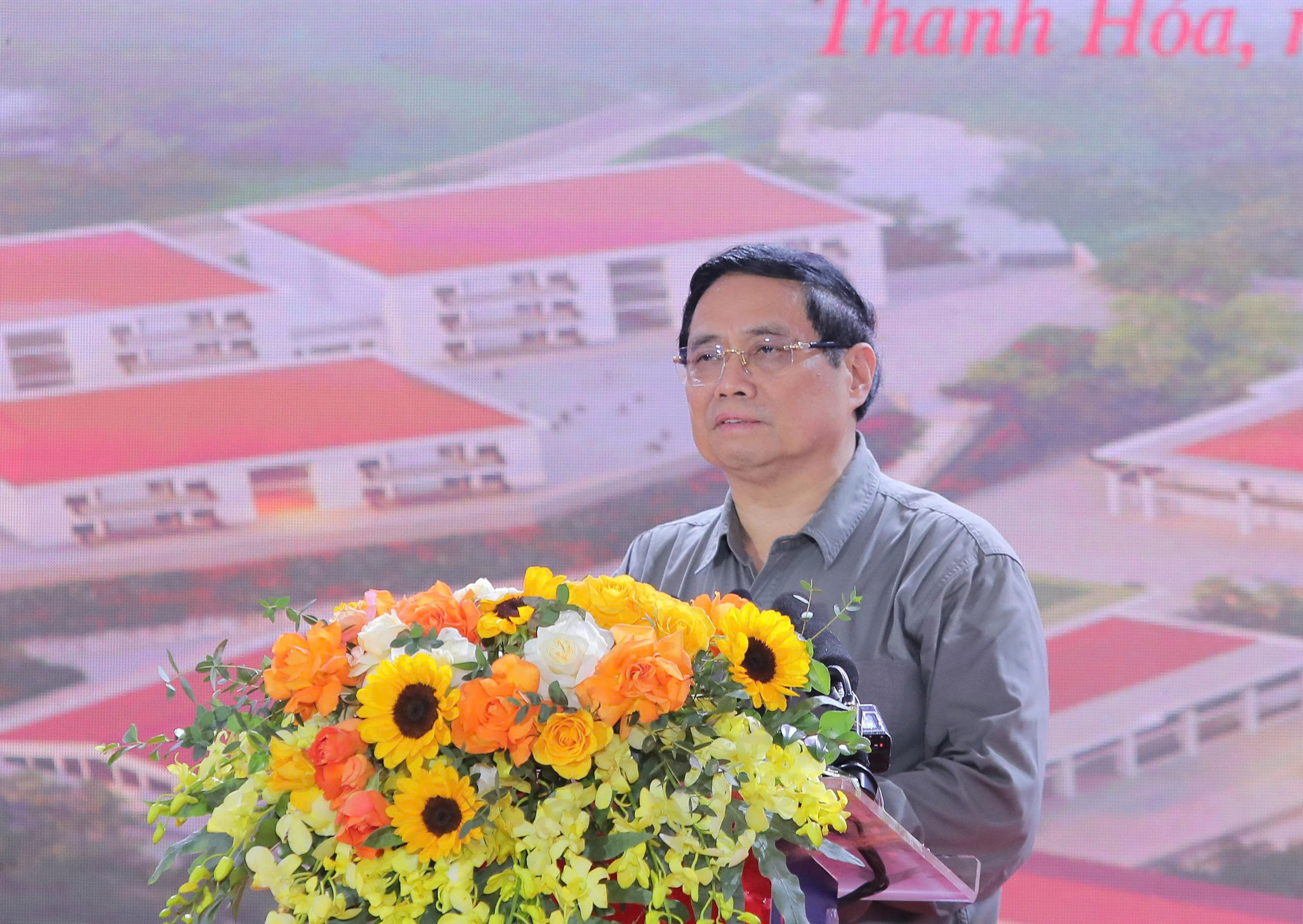 Thủ tướng Phạm Minh Chính phát biểu tại buổi Lễ khởi công Trường nội trú liên cấp Tiểu học và THCS Yên Khương, tỉnh Thanh Hóa.