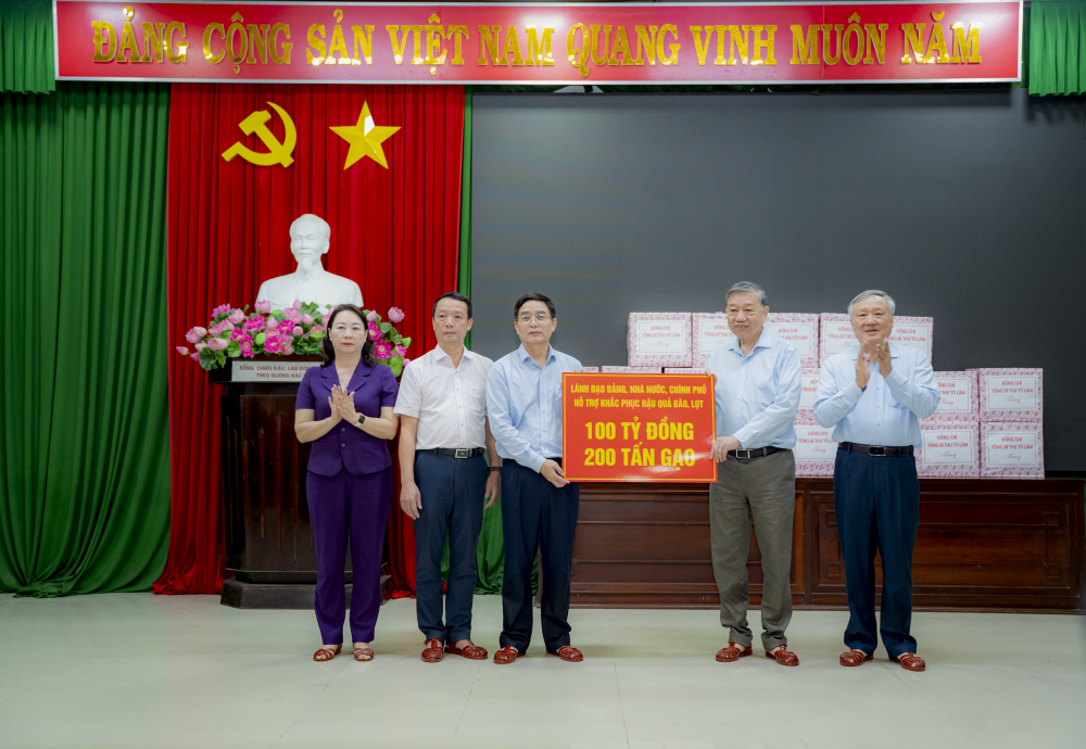 Ngày 2/11, Tổng Bí thư Tô Lâm thay mặt lãnh đạo Đảng, Nhà nước, Chính phủ trao hỗ trợ số tiền 100 tỷ và 200 tấn gạo hỗ trợ, khắc phục hậu quả bão, lũ cho thành phố Huế