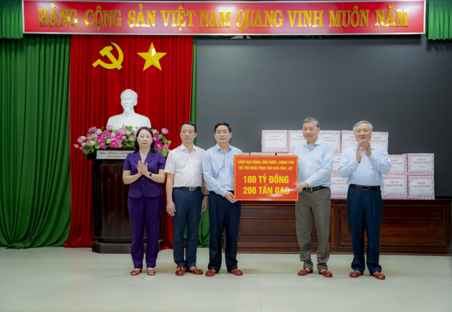 Ngày 2/11, Tổng Bí thư Tô Lâm thay mặt lãnh đạo Đảng, Nhà nước, Chính phủ trao hỗ trợ số tiền 100 tỷ và 200 tấn gạo hỗ trợ, khắc phục hậu quả bão, lũ cho thành phố Huế