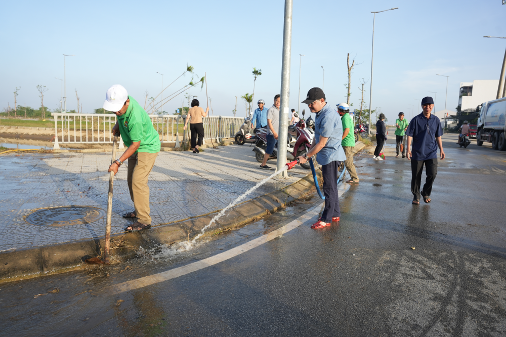Phó Chủ tịch UBND thành phố Huế Hoàng Hải Minh (phải) cùng người dân phường Hương An tổng dọn vệ sinh. Để làm sạch môi trường, tạo cảnh quan sáng - xanh - sạch - đẹp và phòng ngừa dịch bệnh, chính quyền phường Hương An huy động gần 100 cán bộ, công chức, đoàn viên, lực lượng vũ trang và người dân cùng Công ty CP Công trình  Môi trường đô thị Huế thu gom rác, dọn bùn đất, khơi thông cống rãnh.