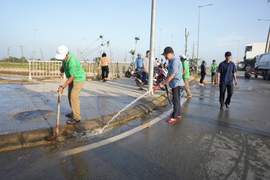 Phó Chủ tịch UBND thành phố Huế Hoàng Hải Minh (phải) cùng người dân phường Hương An tổng dọn vệ sinh. Để làm sạch môi trường, tạo cảnh quan sáng - xanh - sạch - đẹp và phòng ngừa dịch bệnh, chính quyền phường Hương An huy động gần 100 cán bộ, công chức, đoàn viên, lực lượng vũ trang và người dân cùng Công ty CP Công trình & Môi trường đô thị Huế thu gom rác, dọn bùn đất, khơi thông cống rãnh.