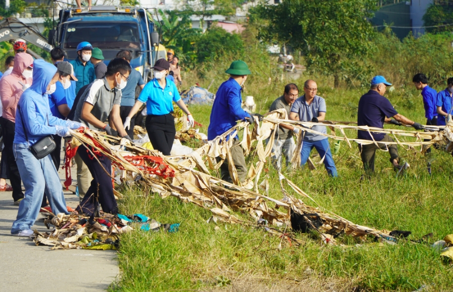 Sau mưa lũ kéo dài, một khối lượng rác lớn tồn <span class=