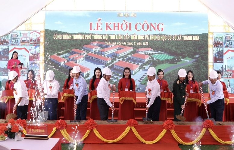 Phó Thủ tướng Lê Thành Long cùng các đại biểu thực hiện nghi thức khởi công xây dựng Trường Phổ thông nội trú liên cấp Tiểu học và Trung học cơ sở Thanh Nưa - Ảnh: VGP/Đức Tuân