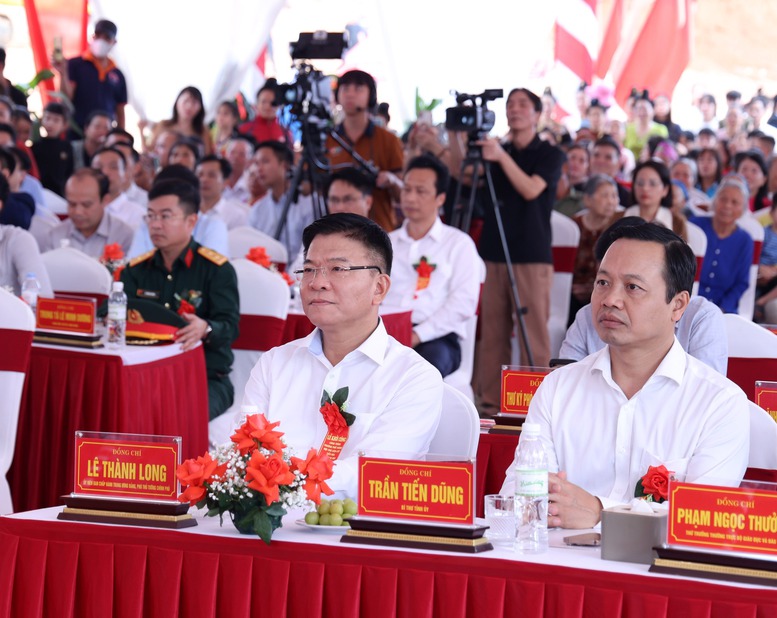 Phó Thủ tướng Lê Thành Long, Bí thư Tỉnh ủy Điện Biên Trần Tiến Dũng dự lễ khởi công xây dựng Trường Phổ thông nội trú liên cấp Tiểu học và Trung học cơ sở Thanh Nưa tại xã Thanh Nưa, tỉnh Điện Biên - Ảnh: VGP/Đức Tuân