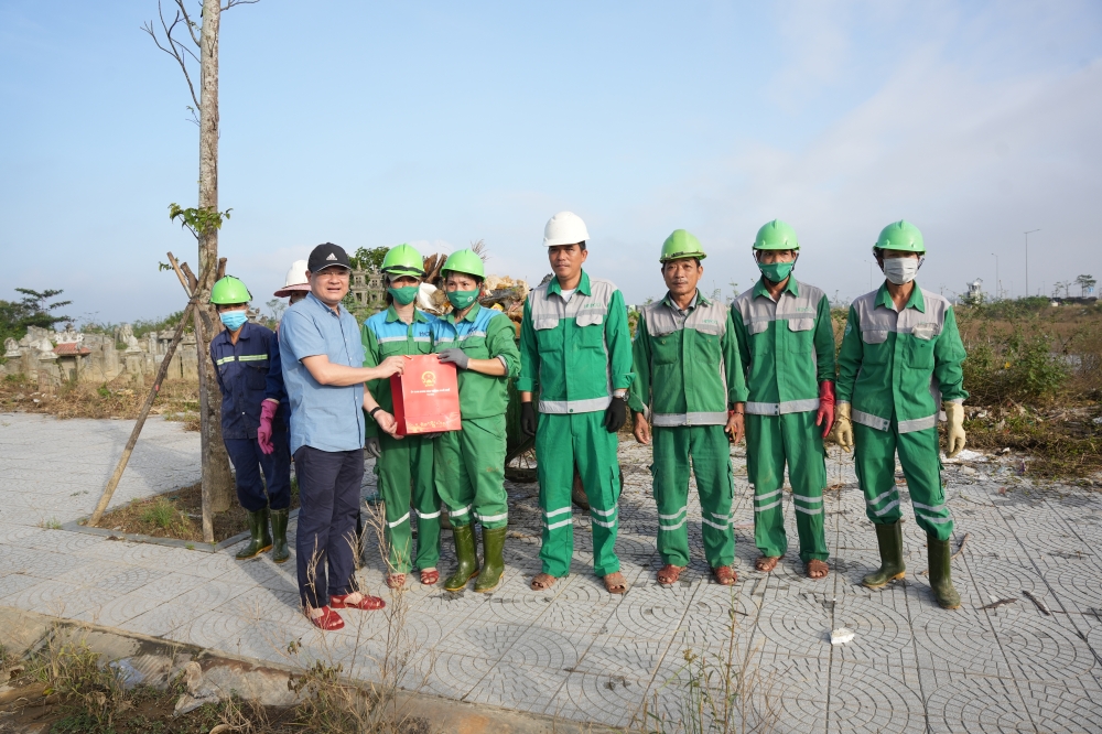 Phó Chủ tịch UBND thành phố Huế Hoàng Hải Minh tặng quà động viên cho công nhân vệ sinh môi trường