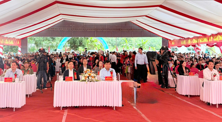 Phó Thủ tướng Chính phủ Nguyễn Chí Dũng dự Lễ Khởi công xây dựng dựng trường Phổ thông nội trú liên cấp Tiểu học và Trung học cơ sở Minh Tân tại thôn Tân Sơn, xã Minh Tân, tỉnh Tuyên Quang - Ảnh: VGP/Thu Sa