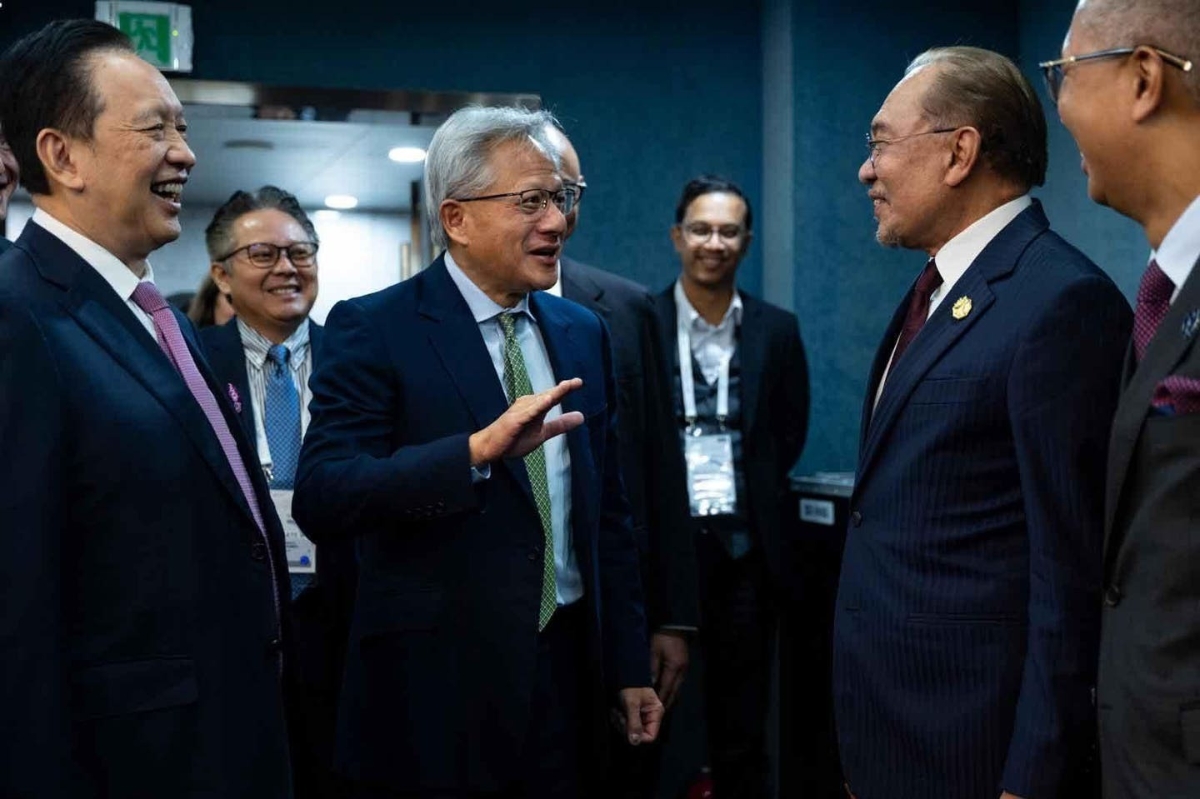 Thủ tướng Malaysia Anwar Ibrahim (phải) trò chuyện với nhà sáng lập kiêm Tổng giám đốc điều hành Nvidia Jensen Huang (giữa) và Tổng giám đốc điều hành YTL Power International Yeoh Seok Hong (trái) tại Hội nghị thượng đỉnh APEC gần đây ở Hàn Quốc.