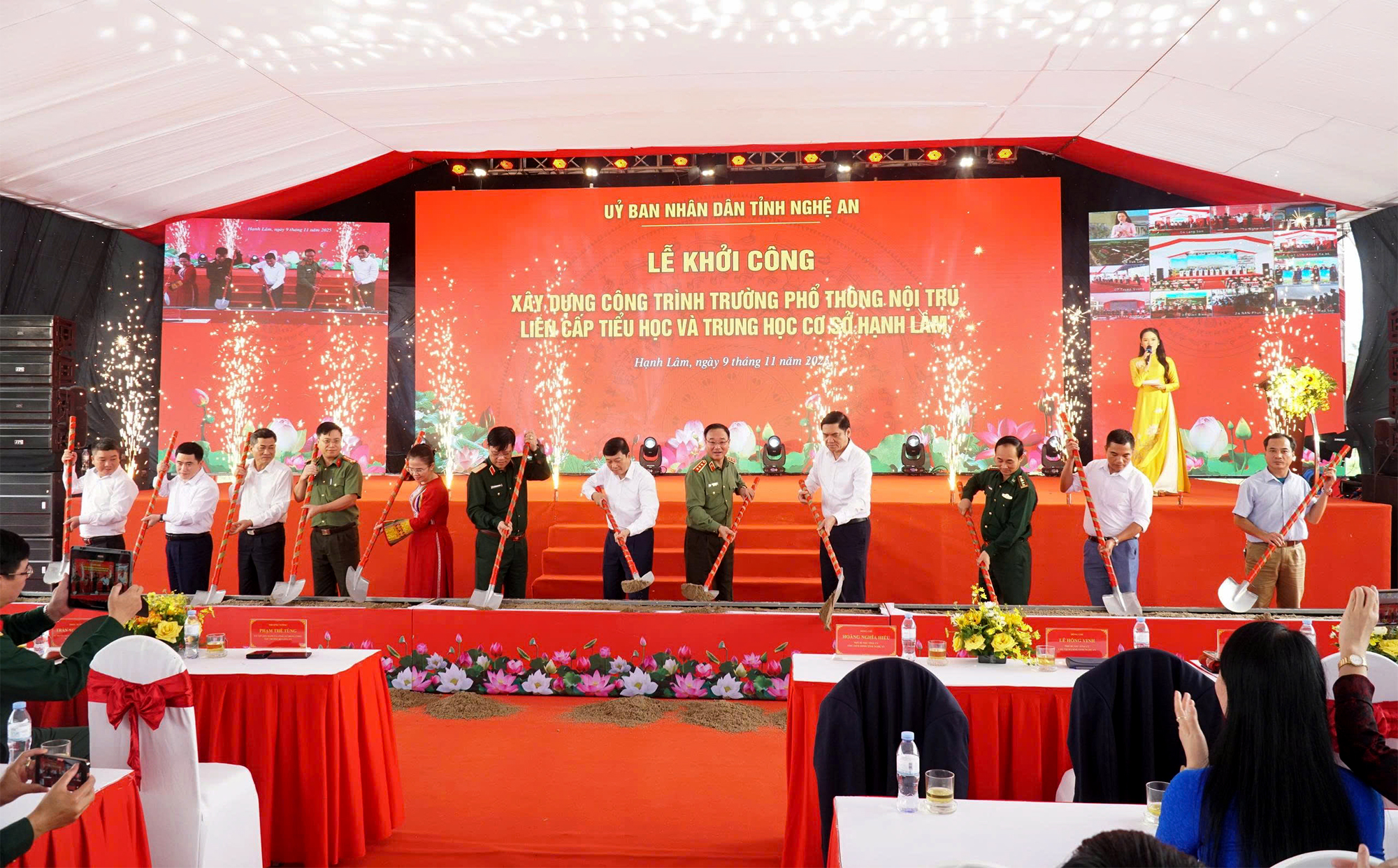 Các đại biểu thực hiện nghi thức khởi công xây dựng Trường Phổ thông nội trú tliên cấp Tiểu học và Trung học cơ sở  Hạnh Lâm  