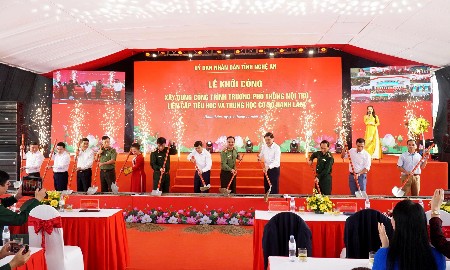Các đại biểu thực hiện nghi thức khởi công xây dựng Trường Phổ thông nội trú tliên cấp Tiểu học và Trung học cơ sở Hạnh Lâm