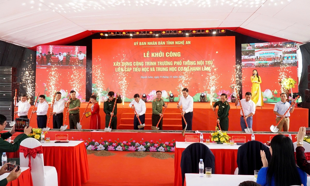 Các đại biểu thực hiện nghi thức khởi công xây dựng Trường Phổ thông nội trú tliên cấp Tiểu học và Trung học cơ sở  Hạnh Lâm  