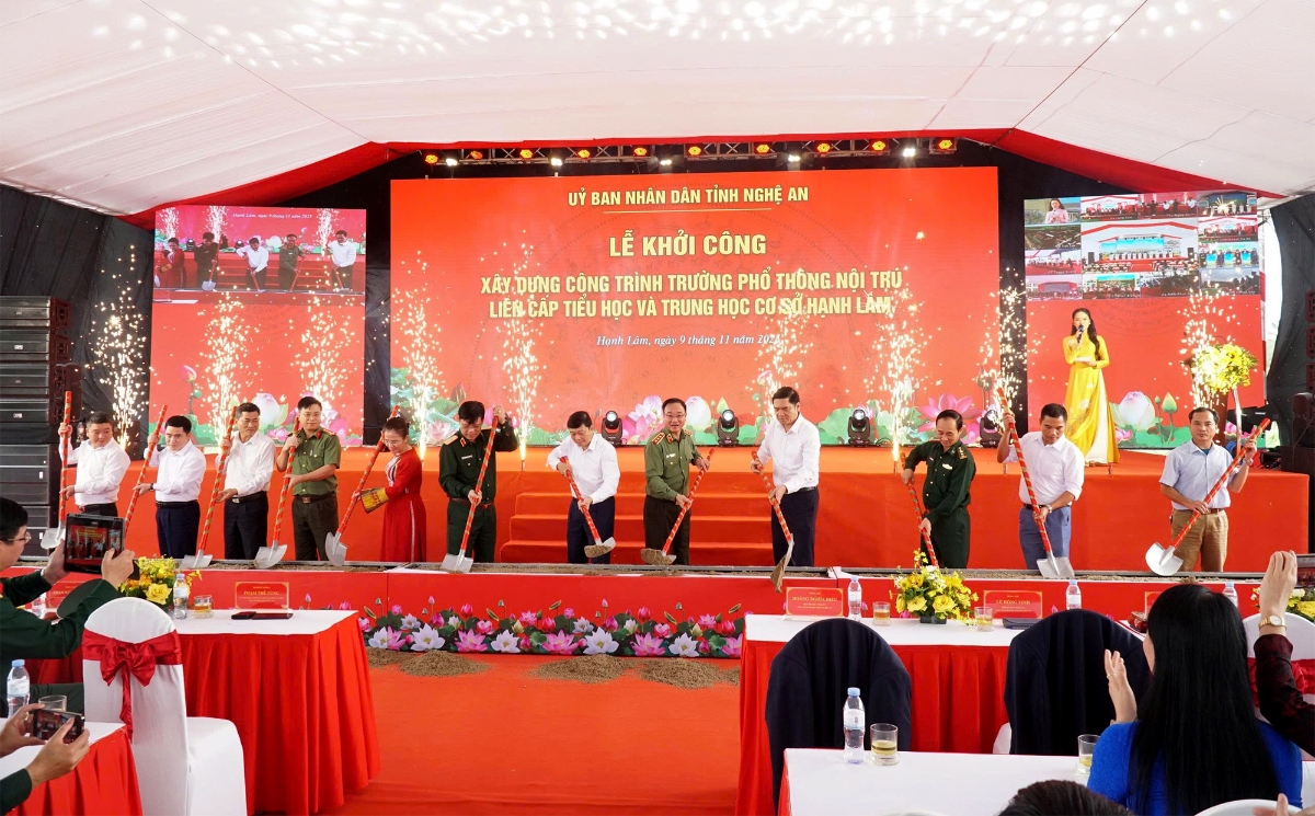 Các đại biểu thực hiện nghi thức khởi công xây dựng Trường Phổ thông nội trú tliên cấp Tiểu học và Trung học cơ sở  Hạnh Lâm  