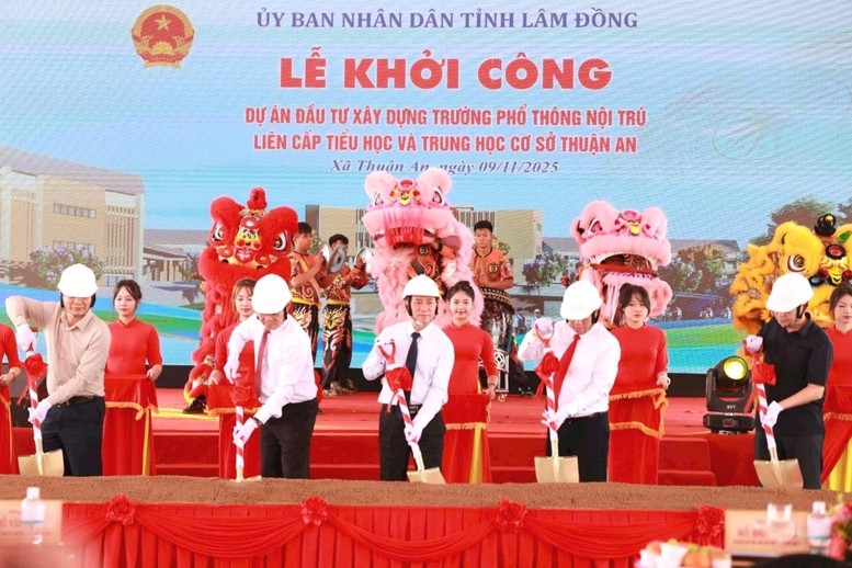 Phó Thủ tướng Hồ Đức Phớc cùng các đại biểu thực hiện nghi thức khởi công xây dựng Trường Phổ thông nội trú liên cấp tiểu học và trung học cơ sở Thuận An - Ảnh: VGP/Trần Mạnh