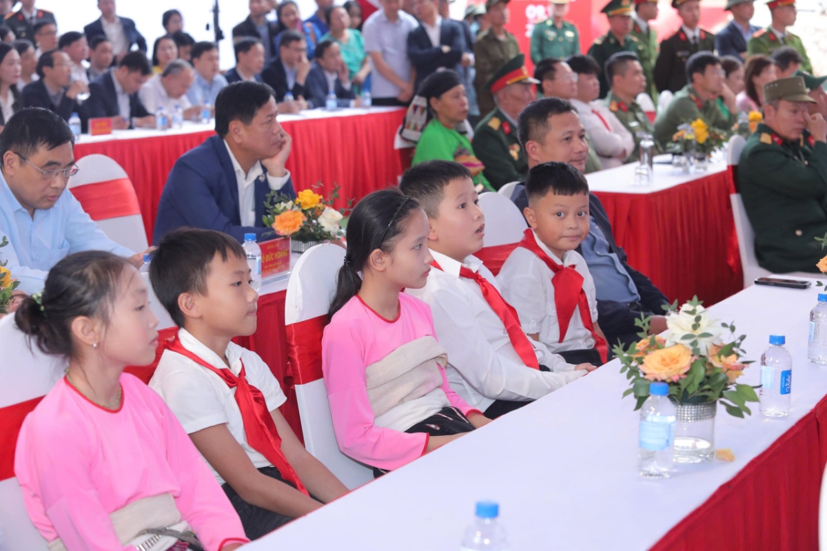 Các em học sinh Trường nội trú liên cấp Tiểu học và THCS Yên Khương háo hức trong lễ khởi công trường