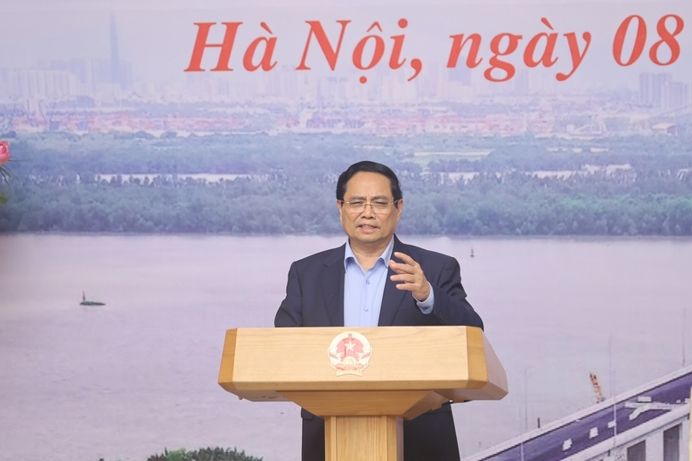 Thủ tướng yêu cầu phải tuyệt đối bảo đảm chất lượng công trình, vệ sinh môi trường, an toàn lao động, không vì tiến độ mà rút ngắn quy trình, sử dụng vật liệu không đạt tiêu chuẩn. Ảnh: VGP.