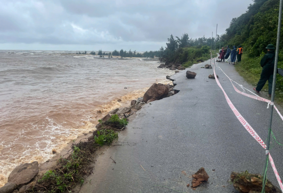 Tuyến đường vào thôn Tân An Hải, xã Phú Lộc bị sạt lở nghiêm trọng
