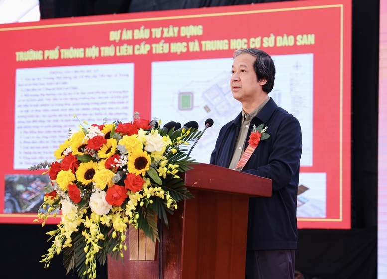 Bộ trưởng Bộ GD&ĐT Nguyễn Kim Sơn phát biểu tại Lễ khởi công đồng loạt xây dựng các trường phổ thông nội trú liên cấp Tiểu học và Trung học cơ sở tại các xã biên giới đất liền, điểm cầu Trường phổ thông nội trú liên cấp Hua Bum, xã Dào San, tỉnh Lai Châu - Ảnh: VGP
