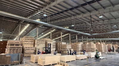 Vietnamese wood enterprises in face of new tariff policy from the United States