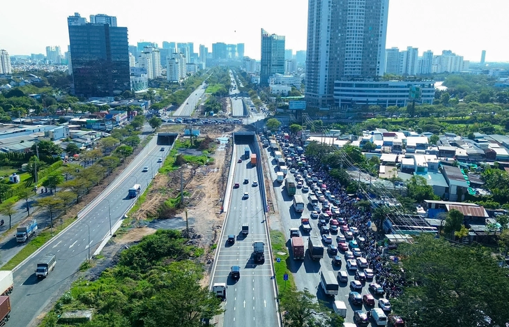 Hầm chui nút giao thông Nguyễn Văn Linh - Nguyễn Hữu Thọ - Ảnh: Giai Thụy