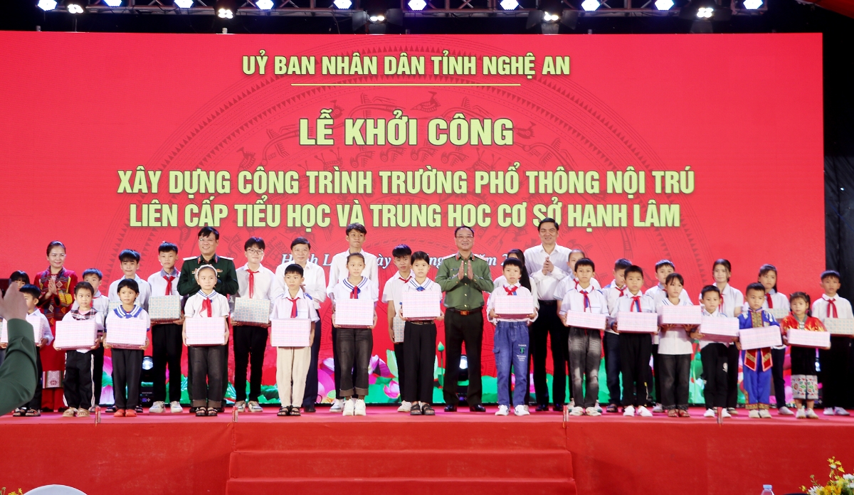 &nbsp;Lãnh đạo Bộ, ngành Trung ương và lãnh đạo tỉnh Nghệ An trao món quà&nbsp;yêu thương nhằm động viên, khích lệ các em học sinh có hoàn cảnh khó khăn nỗ lực vươn lên trong học tập