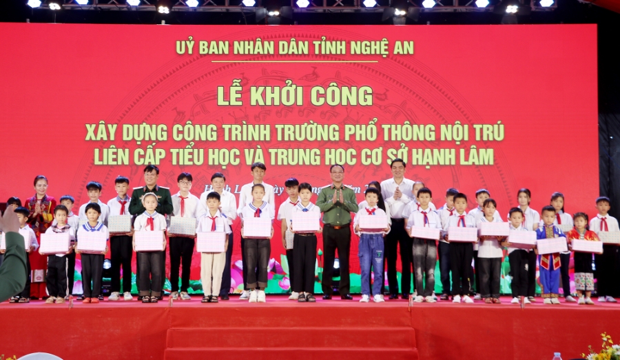  Lãnh đạo Bộ, ngành Trung ương và lãnh đạo tỉnh Nghệ An trao món quà yêu thương nhằm động viên, khích lệ các em học sinh có hoàn cảnh khó khăn nỗ lực vươn lên trong học tập