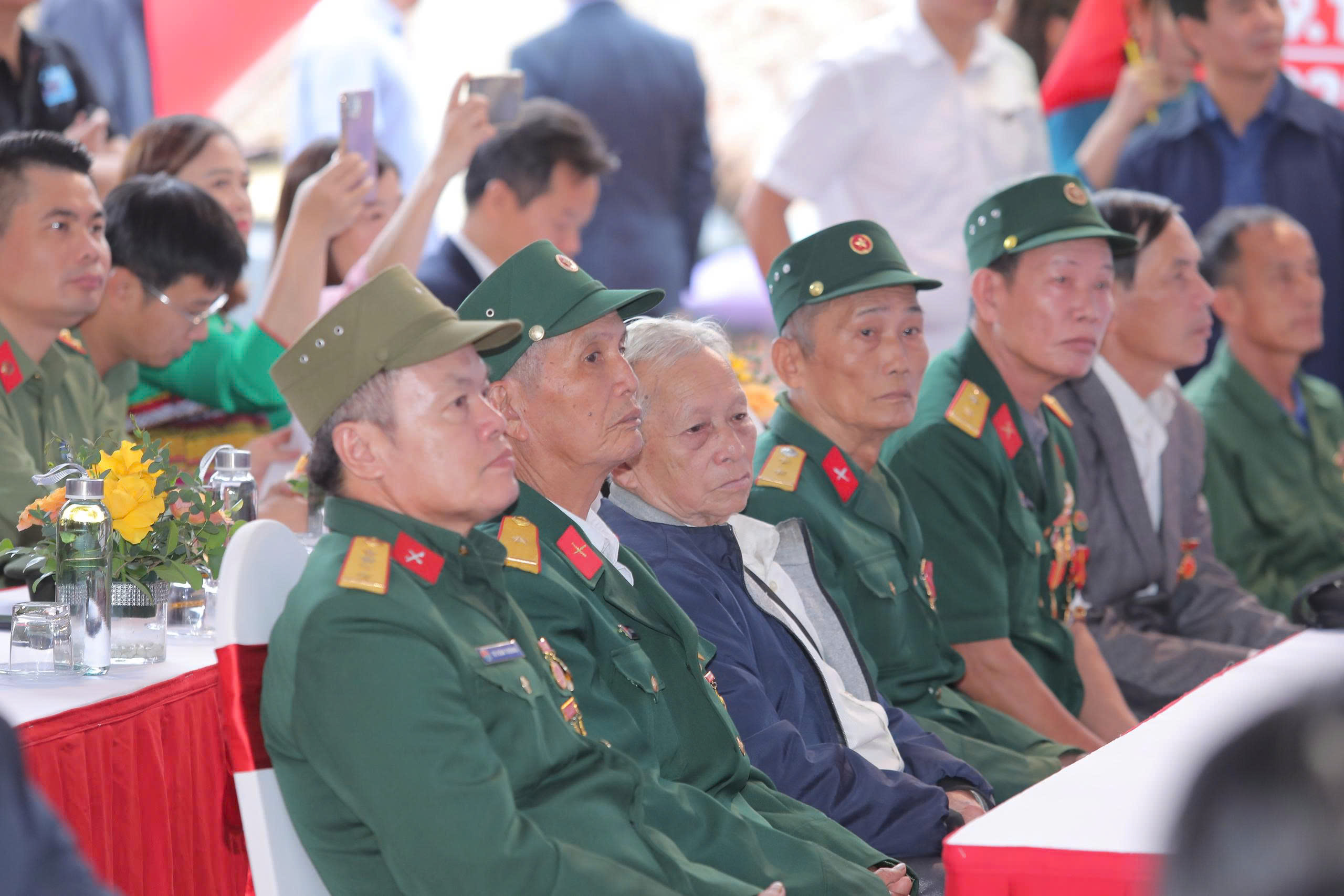 Các địa biểu và đông đảo bà con nhân dân đến dự lễ khởi công 