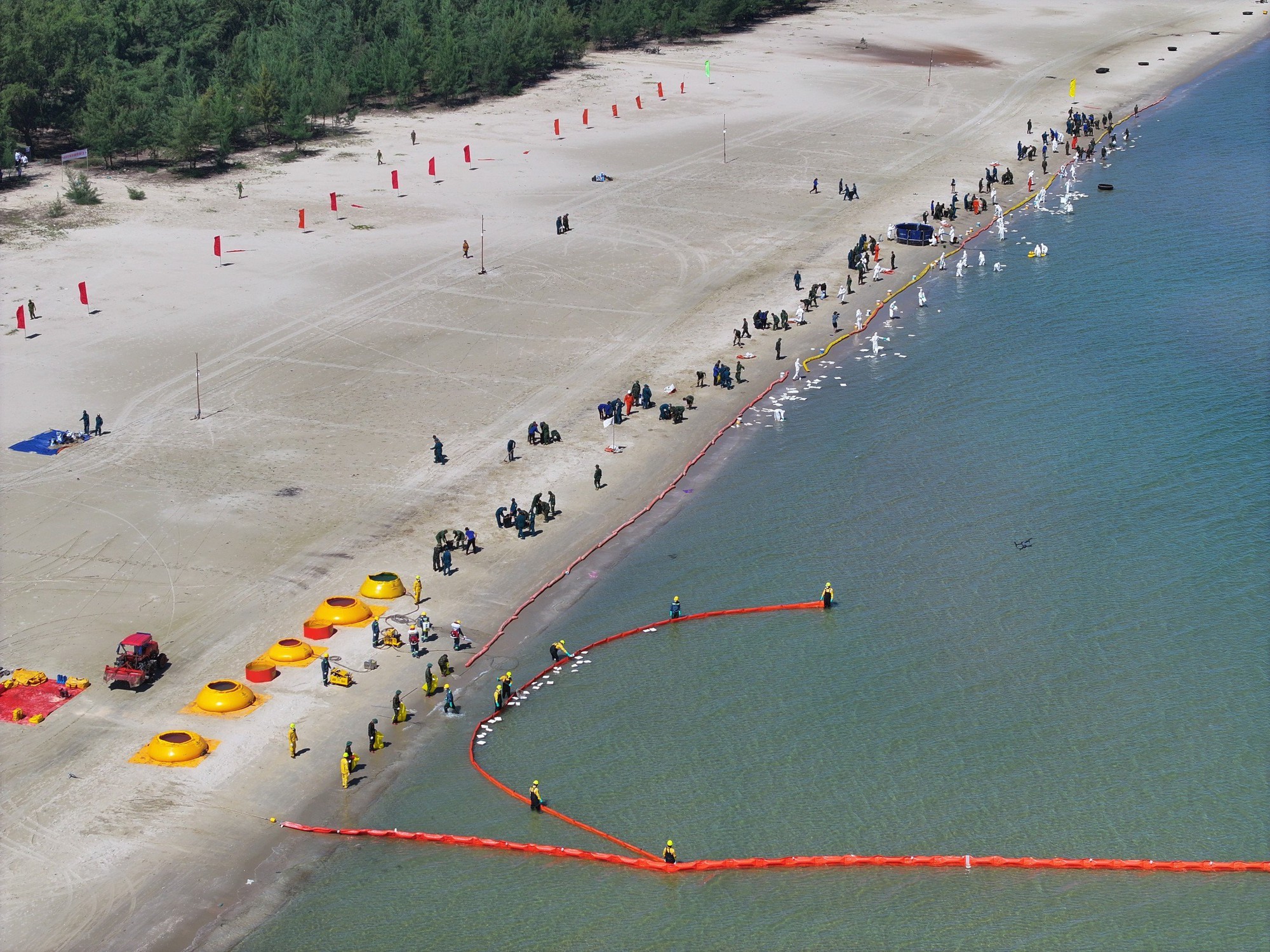 Diễn tập ứng phó sự cố tràn dầu.