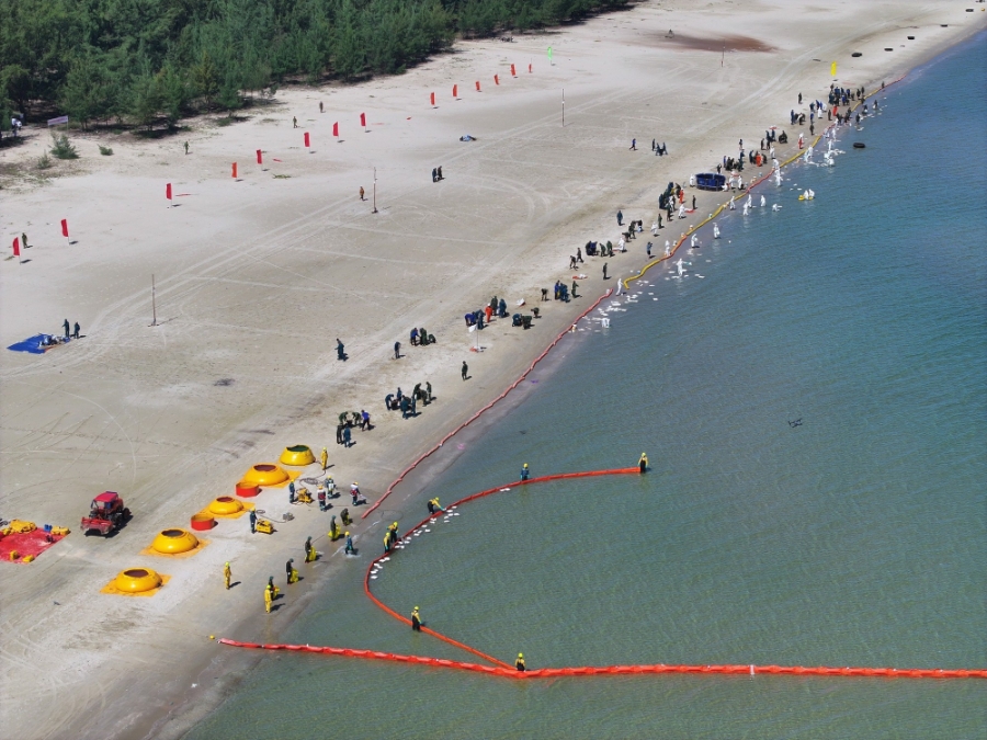 Diễn tập ứng phó sự cố tràn dầu.