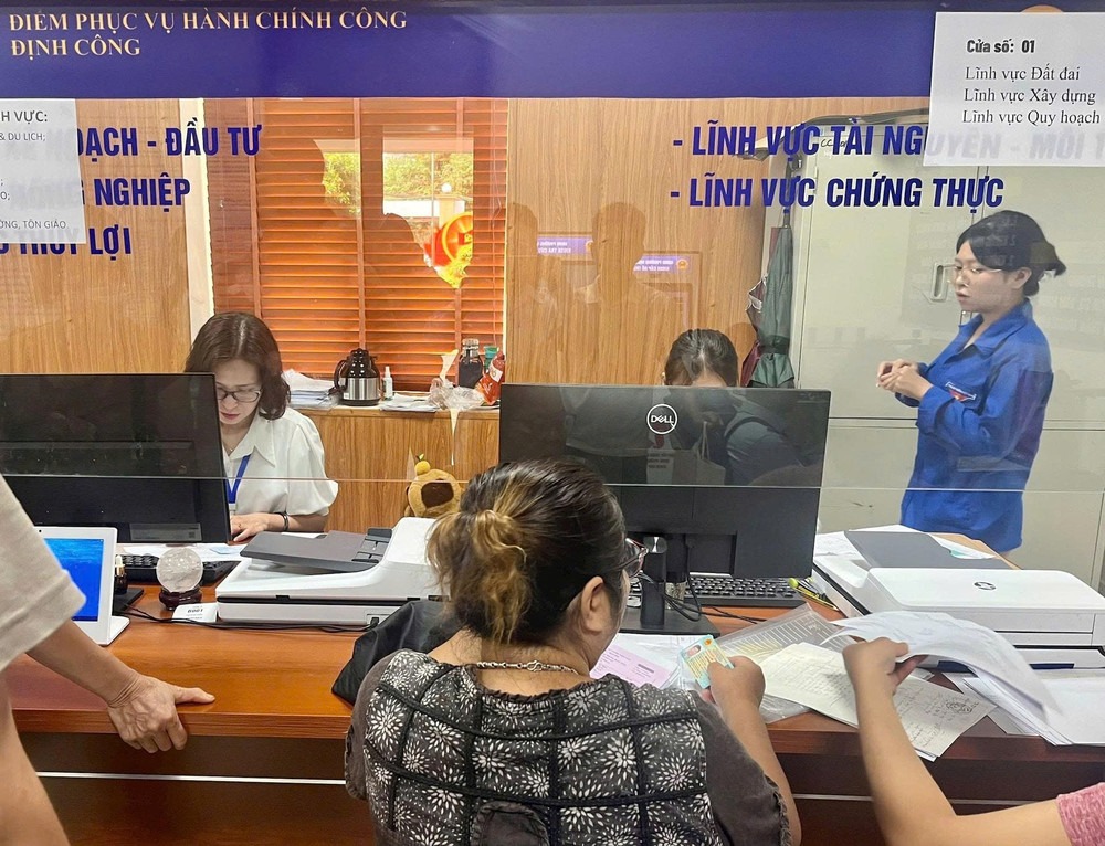 Chỉ riêng thủ tục chứng thực bản sao từ bản chính, mỗi tháng Thành phố tiếp nhận gần 70.000 hồ sơ. Ảnh minh họa