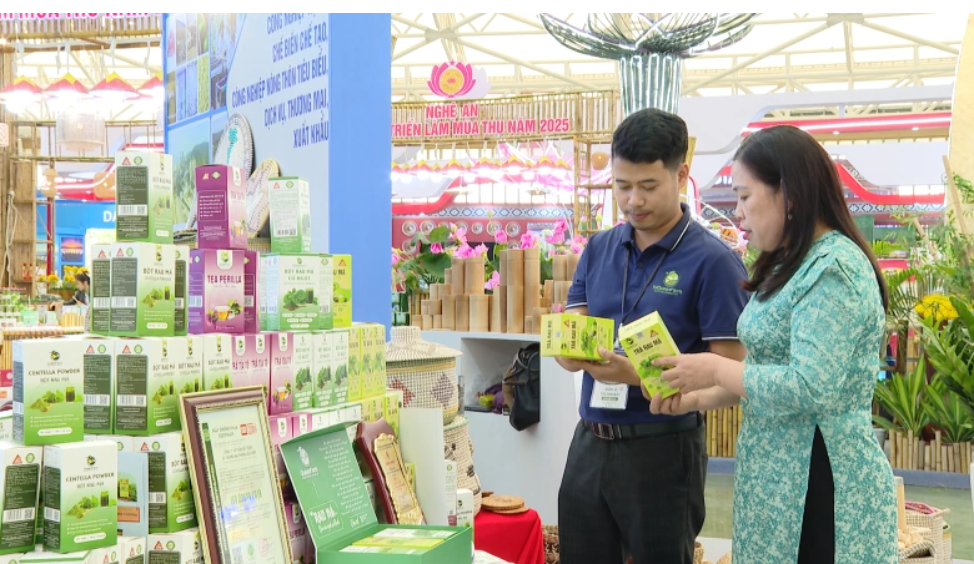 Không gian trưng bày sản phẩm OCOP của Thanh Hoá tại Hội chợ Mùa Thu 2025. Ảnh: Thanh Thảo