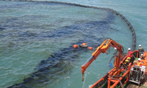 Đề xuất bổ sung quy định cụ thể thời gian quây, chặn dầu tràn với sự cố ngoài khơi