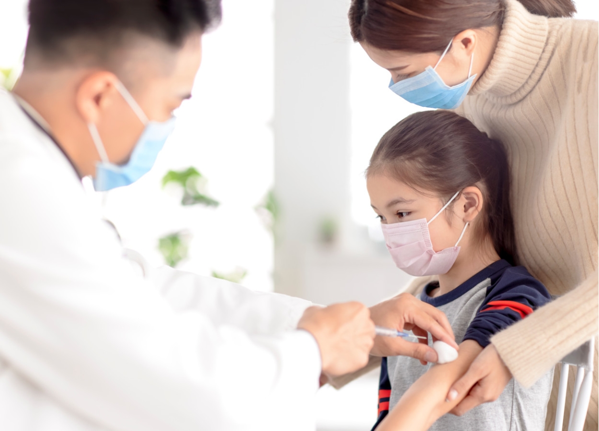 Cần tiêm vaccine phòng cúm hàng năm cho trẻ để tạo lá chắn miễn dịch phòng bệnh, ngăn ngừa biến chứng nặng.