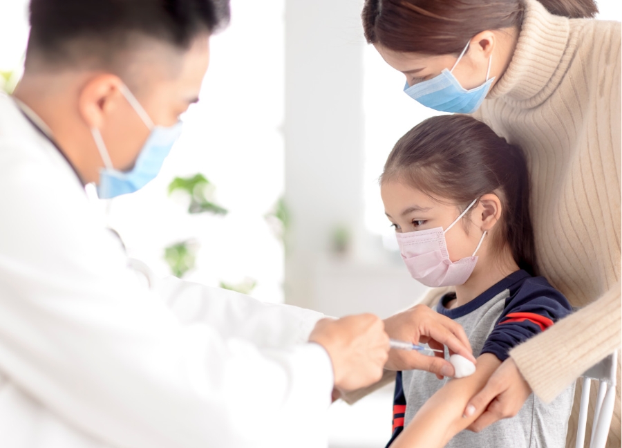 Cần tiêm vaccine phòng cúm hàng năm cho trẻ để tạo lá chắn miễn dịch phòng bệnh, ngăn ngừa biến chứng nặng.