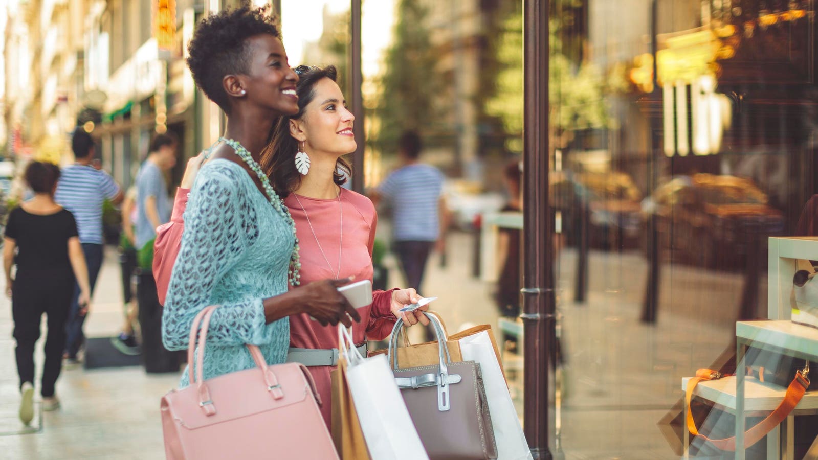 Thị trường tài chính mạnh tạo ra hiệu ứng giàu có và sự hỗ trợ mạnh mẽ cho niềm tin tiêu dùng.