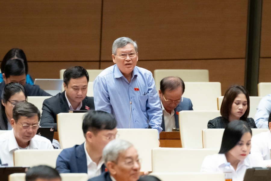 Đại biểu Tô Văn Tám, Đoàn ĐBQH tỉnh Quảng Ngãi góp ý dự thảo Luật Dân số. Ảnh: Quochoi.vn.