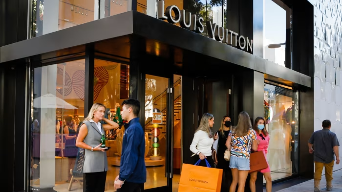 Các nhà bán lẻ đại chúng phần lớn đã trì hoãn việc tăng giá, trong khi các thương hiệu xa xỉ đã tận dụng sức mạnh định giá của mình, nâng giá từ 5 đến 10%.